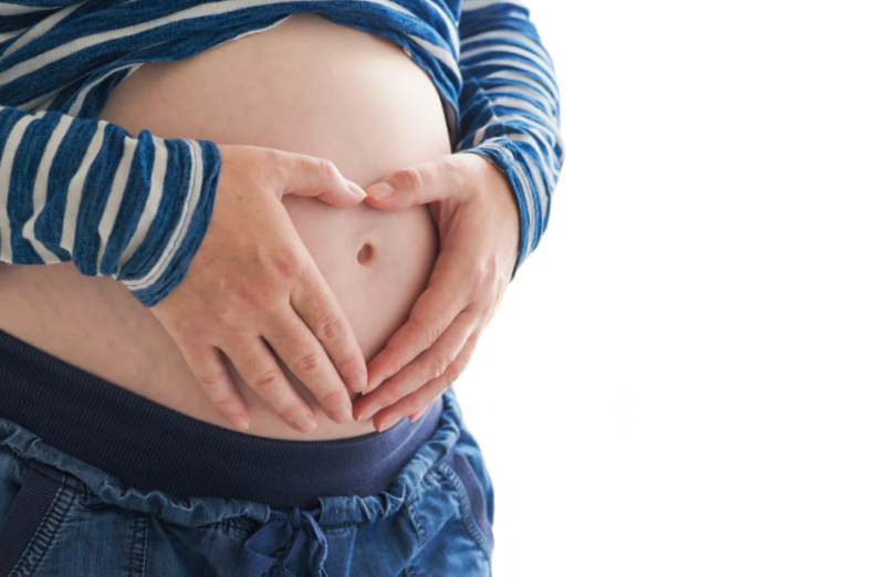 Comment savoir si on est enceinte en touchant son ventre ?
