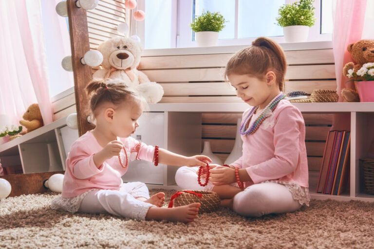 Des enfants jouent avec des bijoux avec des motifs colorés