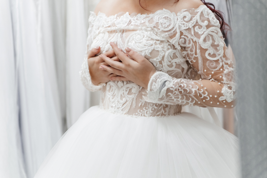 Une femme ronde qui se porte bien dans sa robe de mariée