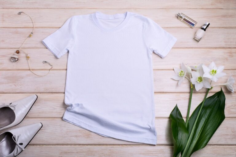 Un tee-shirt étendu à côté d’un autre identique mais plus petit, après traitement