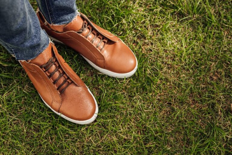 Chaussures marron portées avec des chaussettes beiges assorties