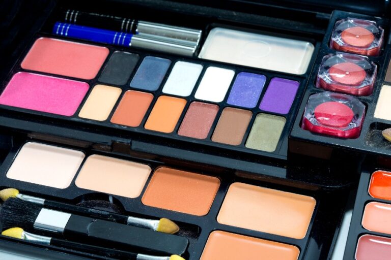 Produits de beauté avec une palette de maquillage légèrement usée, idée pratique de combien de temps garder une palette de maquillage