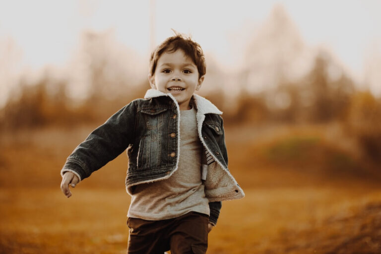 Garçon portant une veste Petit Béguin