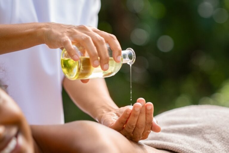 Femme prenant une capsule de magnésium avec un verre d’eau, démontrant pourquoi privilégier les capsules à l’huile de magnésium