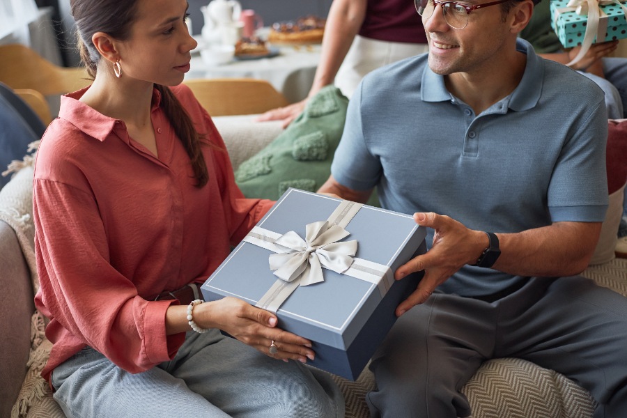 Bracelet en argent gravé des prénoms des mariés pour marquer l’anniversaire