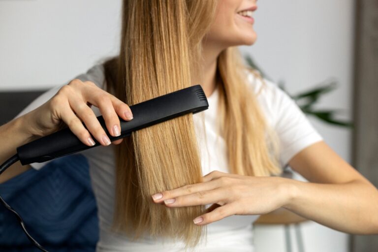 Une fille faisant un lissage tanin avec ses cheveux
