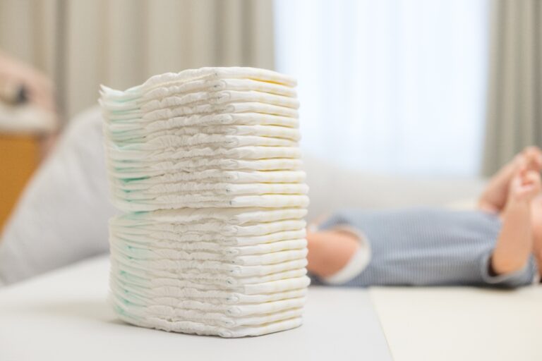 Une pile de couches achetée pour un nouveau né