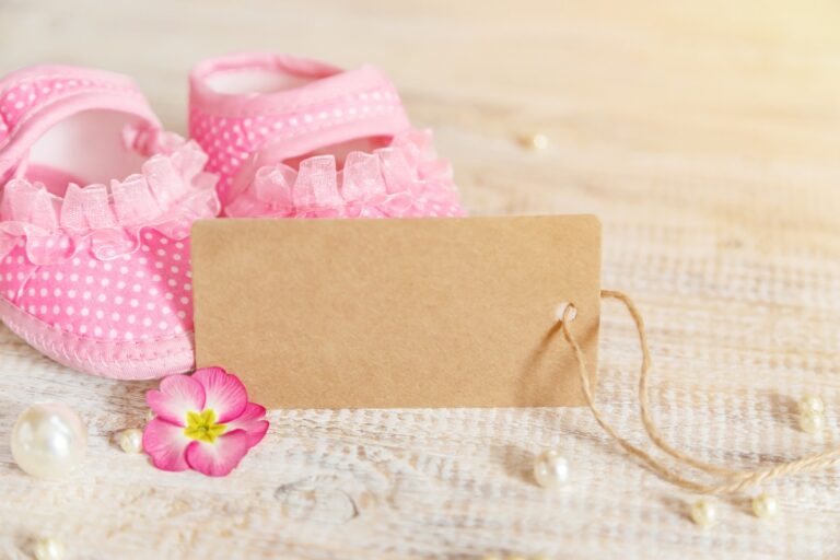 Un faire-part de naissance personnalisé à côté d'une petite chaussette