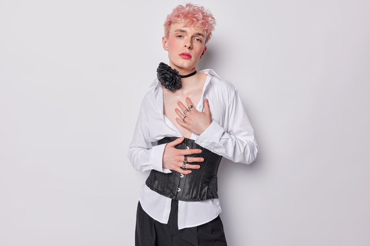 Un homme habillé en femme avec une tenue en noire et blanc