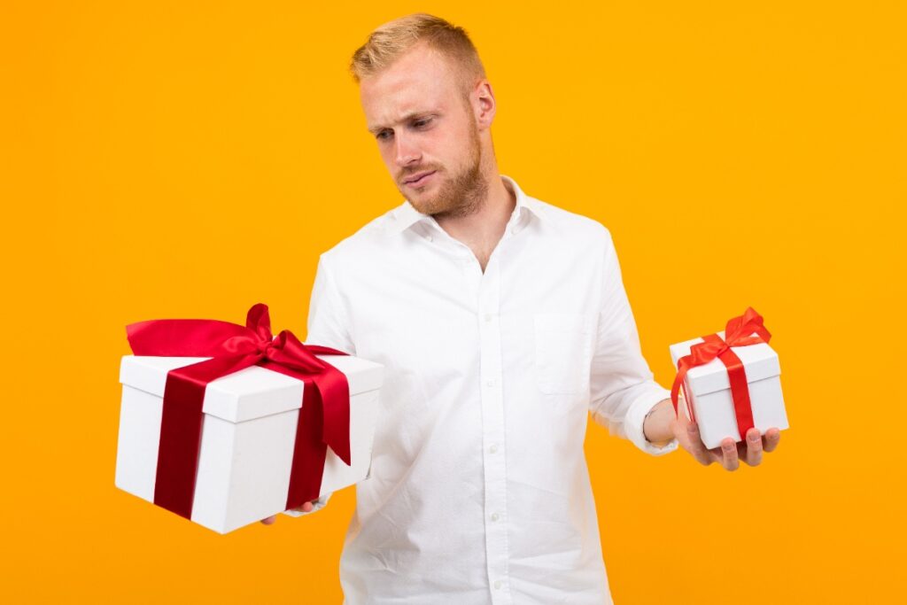 Un homme recevant deux cadeaux venant de sa femme