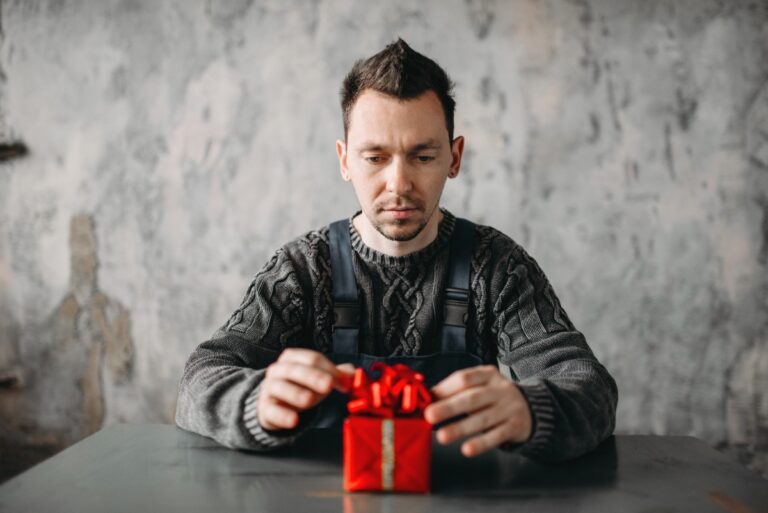 Un homme recevant du cadeau de sa partenaire