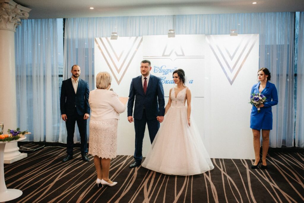 Célébration d'un mariage civil avec des invités