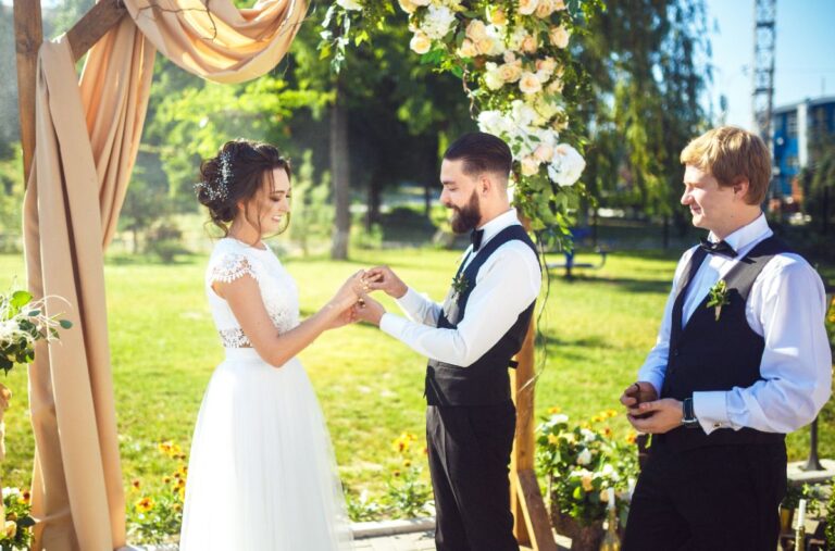 Célébration de mariage dans un beau jardin