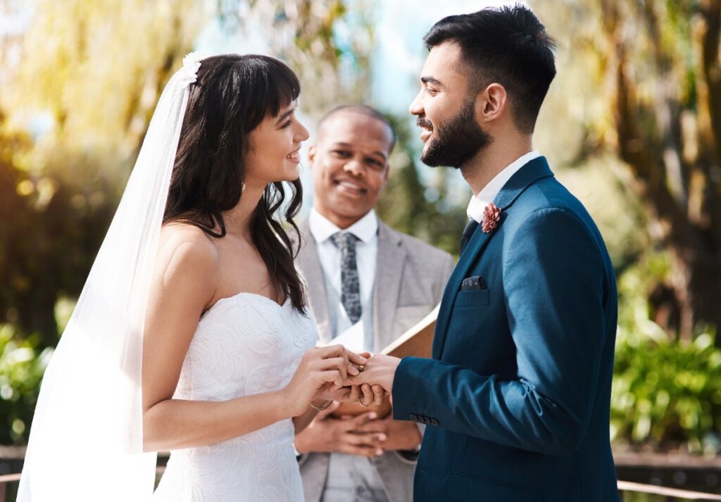 Célébration de mariage d'un jeune couple