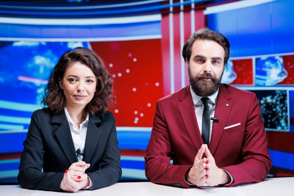 Des présentateurs à la télévision bien habillés 
