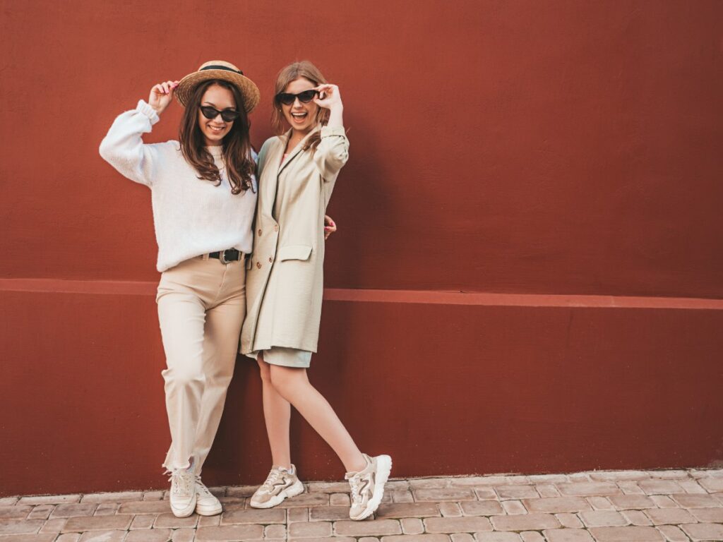Deux femmes élégantes et à la mode