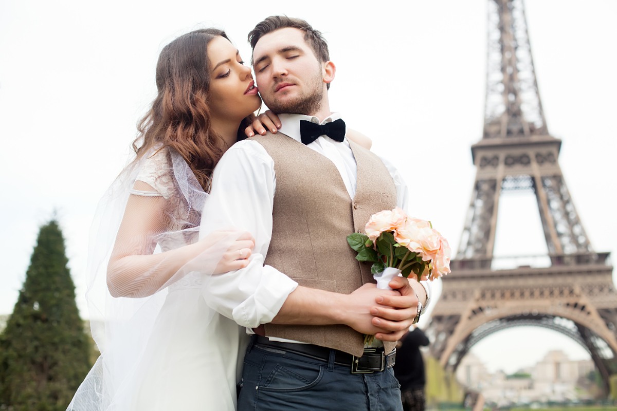 Un couple franco-américain faisant leur mariage en France