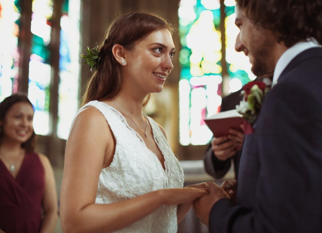 Un couple réalisant un mariage civil en semaine