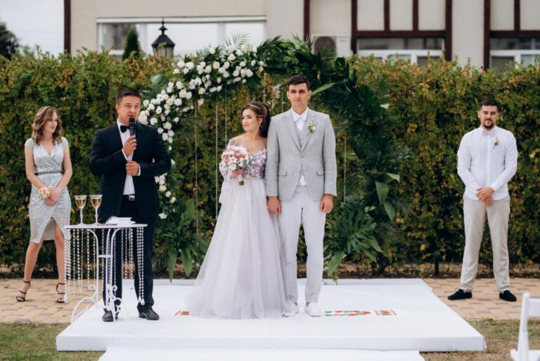 Un couple réalisant un mariage traditionnel