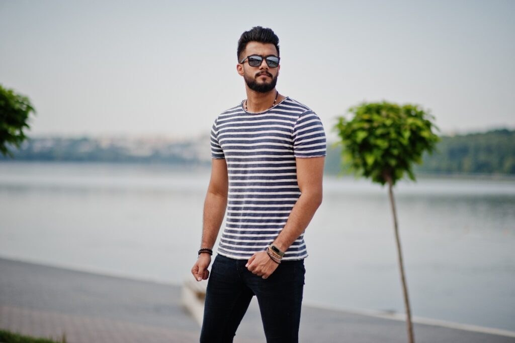 Un homme habillé avec un t-shirt et un pantalon noir