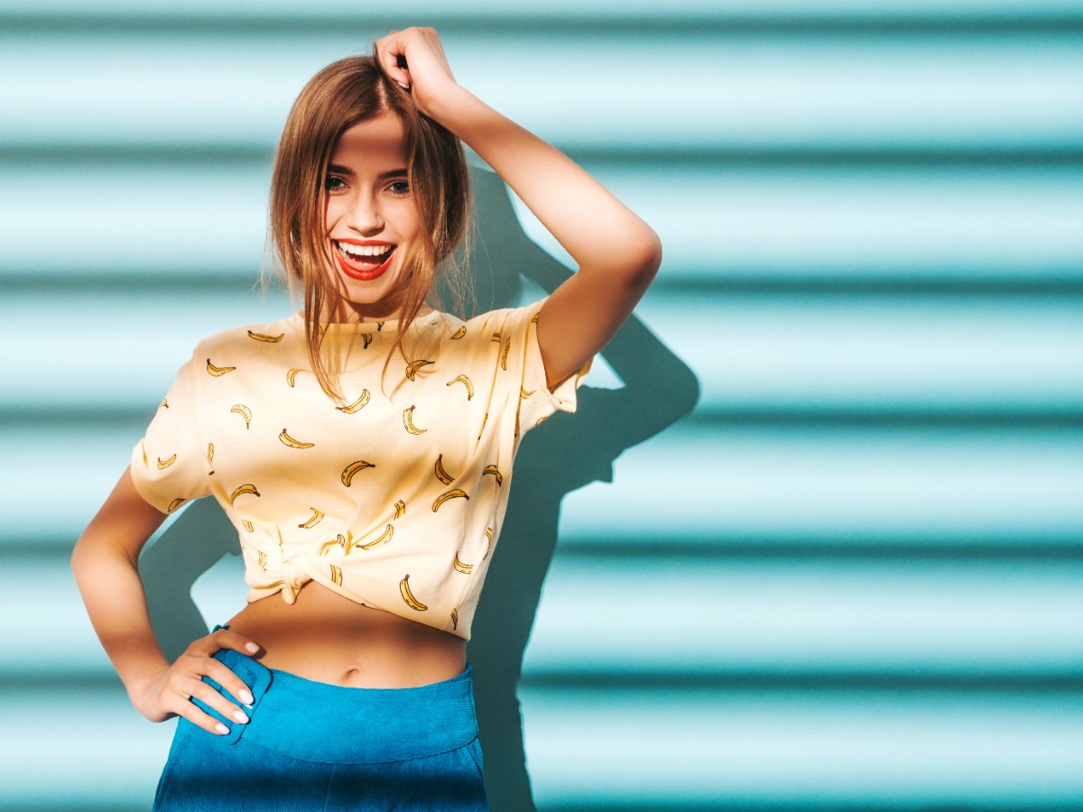 Une belle fille en crop top