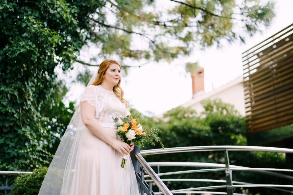 Une femme ayant une grande taille, portant une robe de mariée