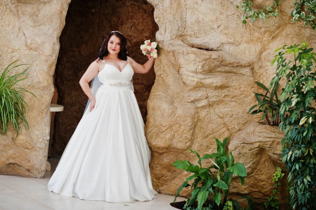 Une mariée de taille ronde portant une belle robe