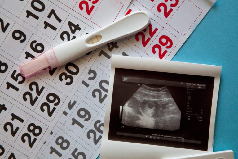 Un calendrier, un test de grossesse et une photo