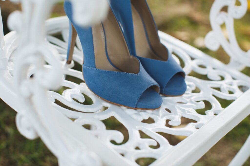 Une chaussure idéale pour une robe de mariée bleu marine