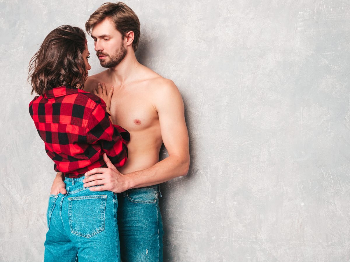 Un jeune couple amoureux