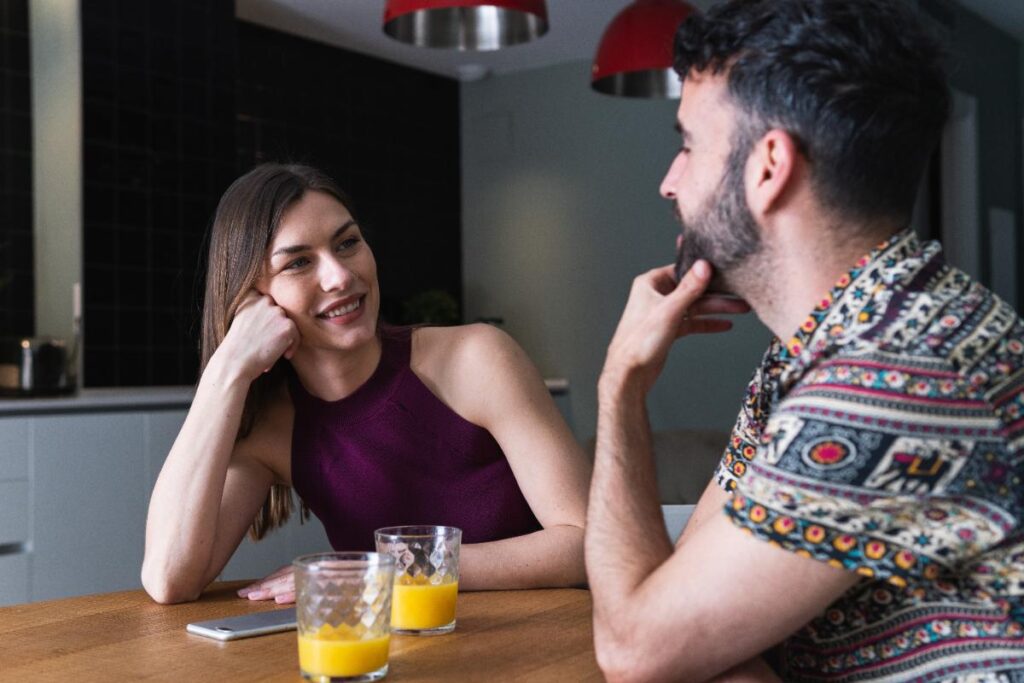 Un couple qui discute autour d'une table