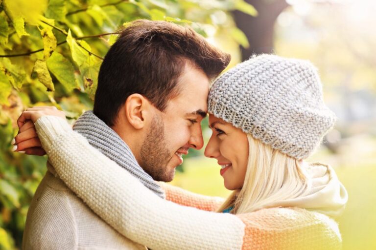 Un couple heureux qui échange leur regard