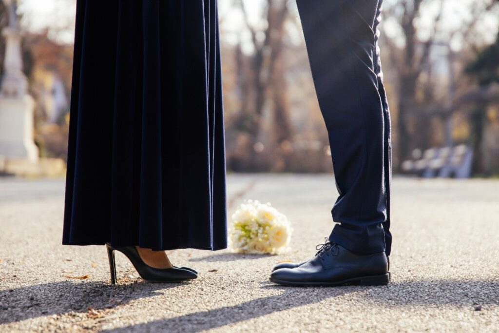 Une mariée en robe bleu marine avec un escarpin 