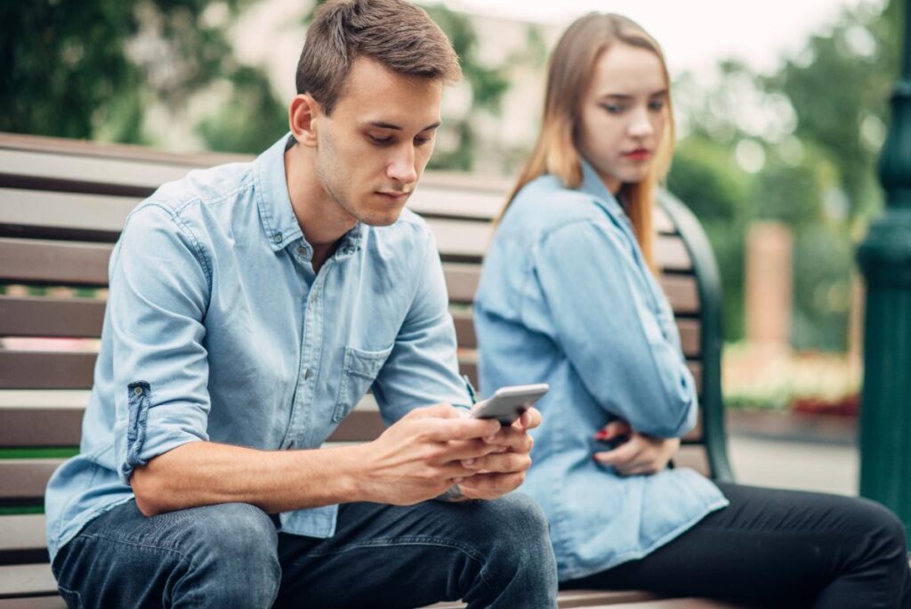 Un ex couple qui est assis sur une chaise