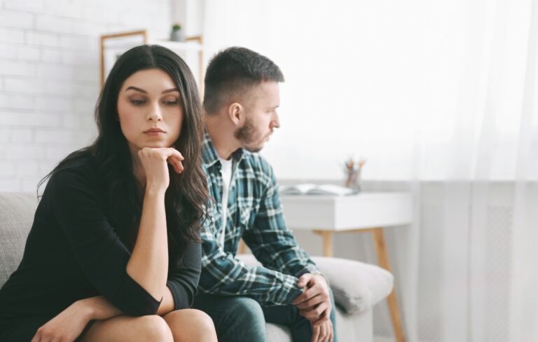 Un ex couple qui est assis ensemble dans une pièce