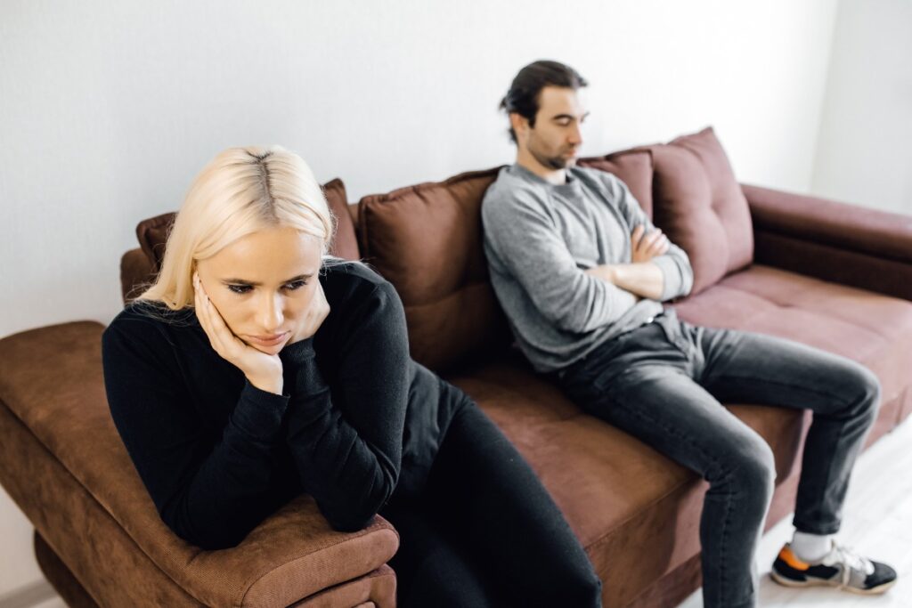 Un ex couple malheureux assis sur un canapé