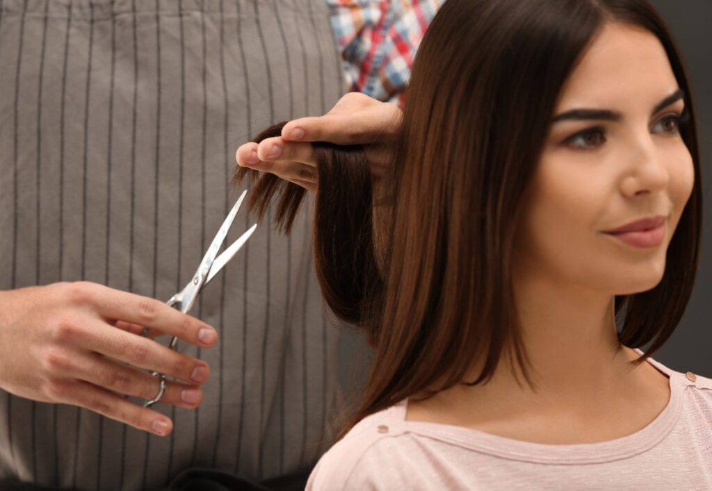 Une jeune femme qui se fait couper les cheveux