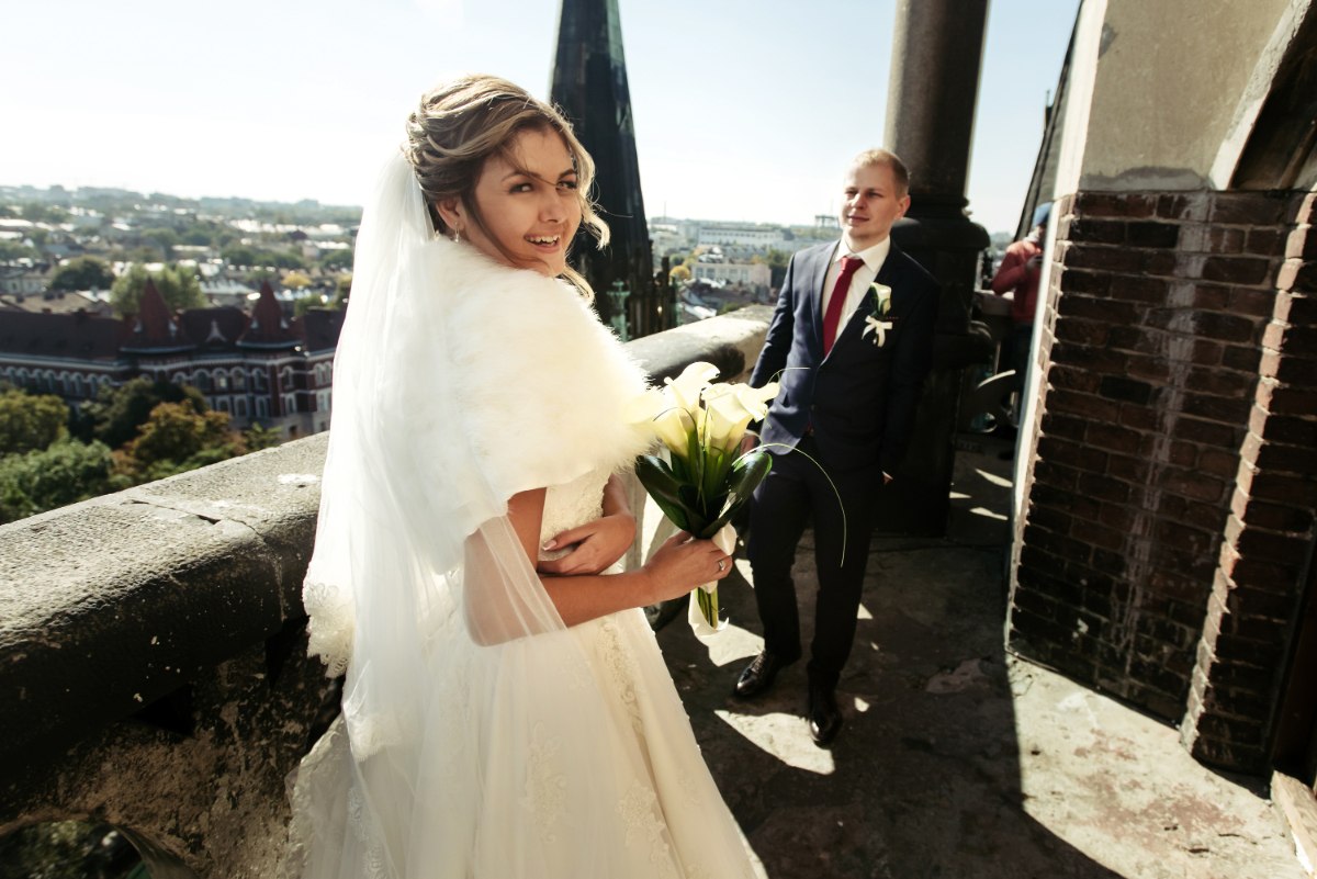 Une mariée dans sa robe avec une voile et une étole