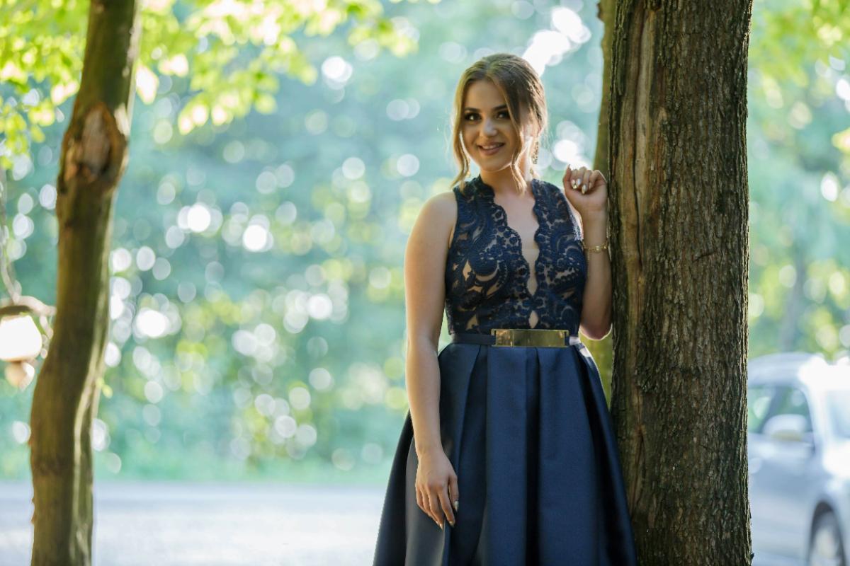 Une mariée avec une robe bleu marine