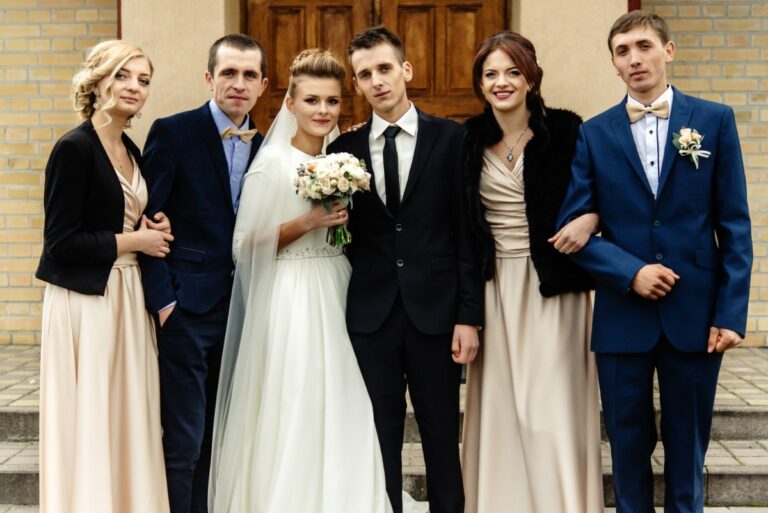 Des mariés avec ses invités qui posent pour une photo