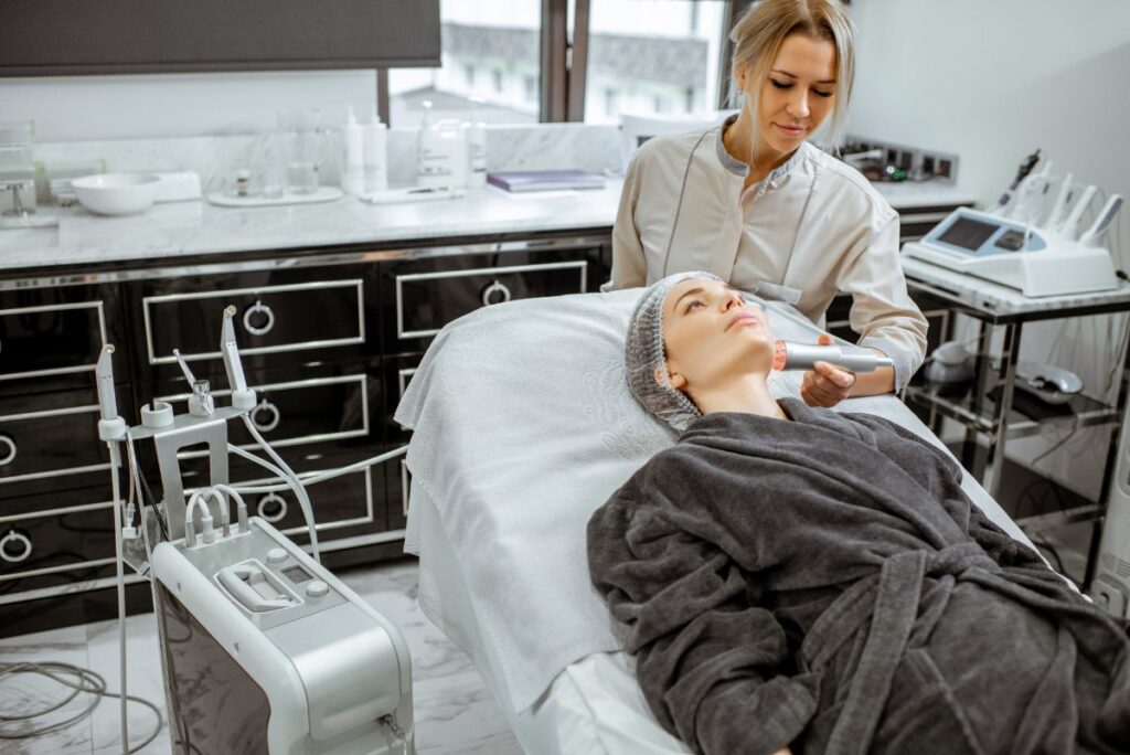 Un médecin esthétique faisant un soin facial pour une patiente