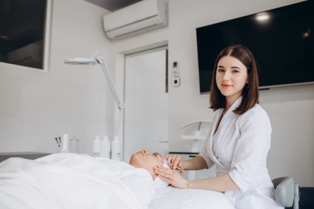 Un médecin esthétique qui travaille dans un clinique en Suisse