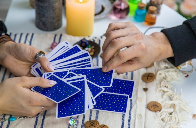 Des personnes qui jouent des cartes d'oracle Gé