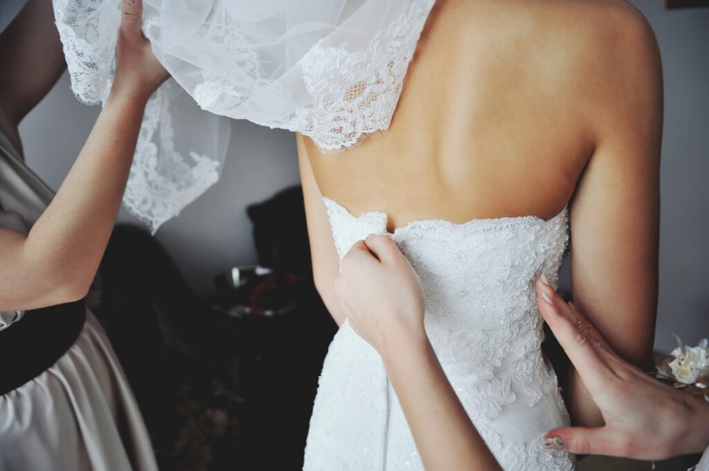 Une mariée qui porte une robe dos nu