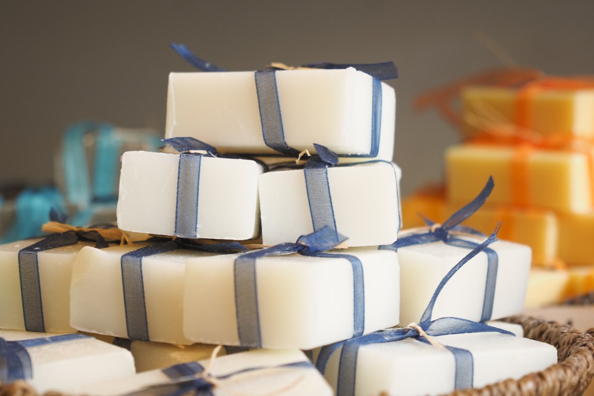Des savons blanc avec des petits rubans pour un cadeau de mariage