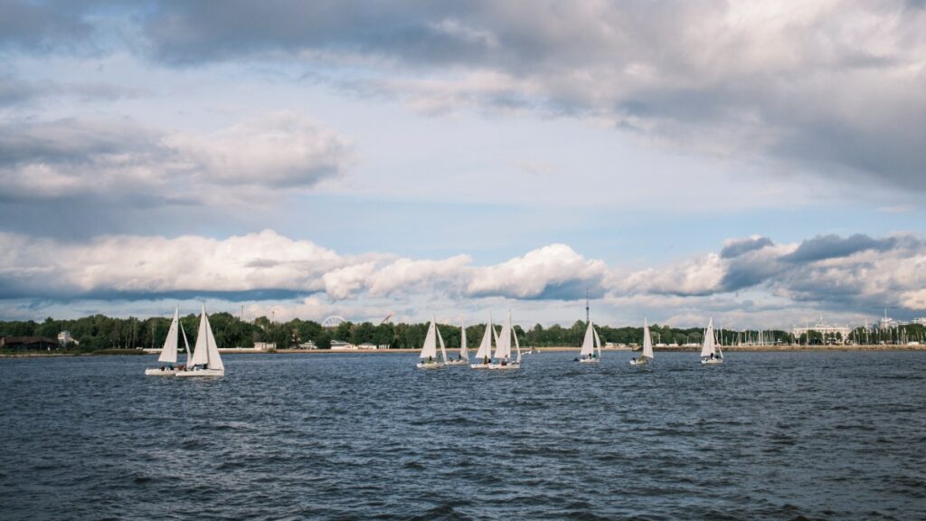 Des voiliers blanc sur la mer