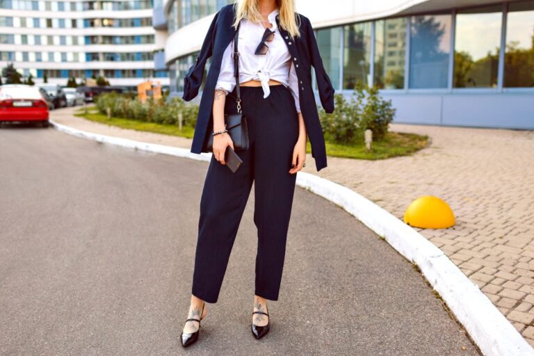 Une femme portant un blaze, un pantalon bleu marine et un talon noir