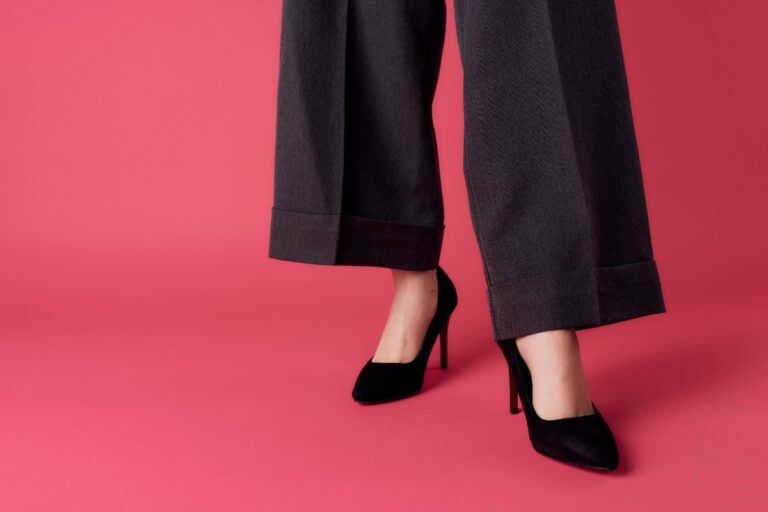 Une femme portant un pantalon large et un talon noir