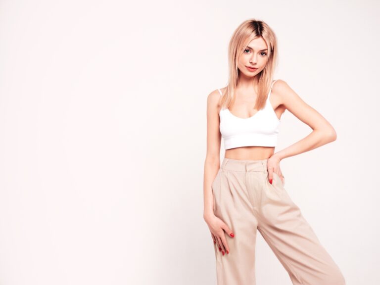 Une femme portant un haut blanc avec un pantalon beige