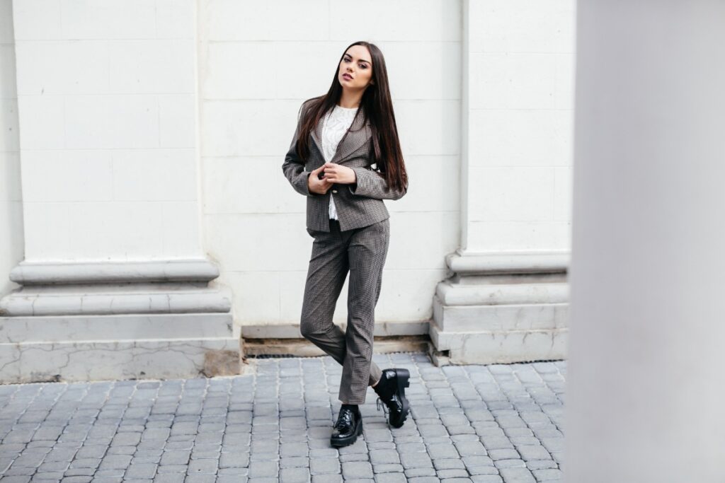 Une femme qui porte un tailleur avec une demi-botte
